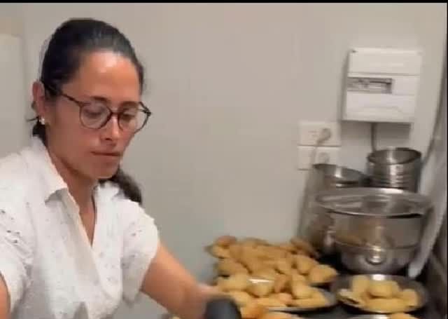 Préparation des empanadas en cuisine, plateaux en cours de garnissage