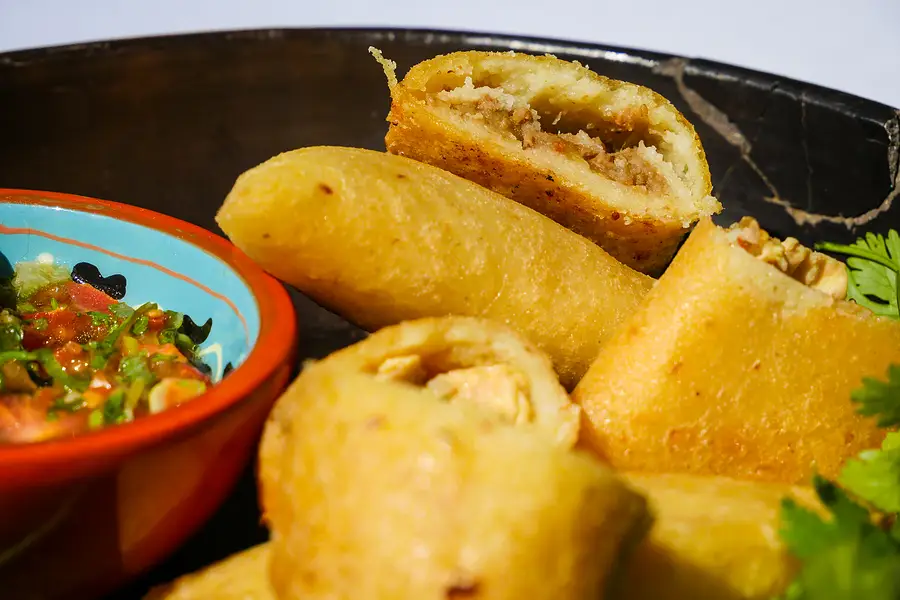 Une empanada ouverte posée dans la cazuela