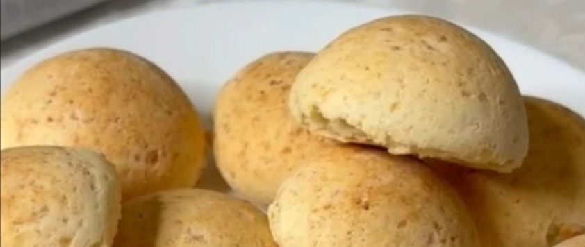 Des pandebonos dorés sur une assiette